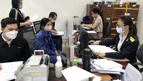 Bắc Ninh: Lượng ô tô đăng ký nộp lệ phí trước bạ tăng đột biến