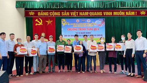 CLB Đầu tư & Khởi nghiệp tỉnh Bắc Ninh tặng quà: Tết vì người nghèo phường Cách Bi