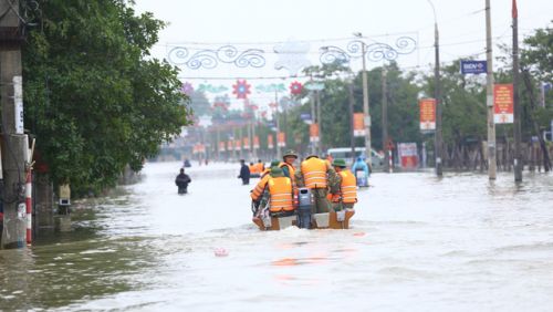 Đường phố Hà Tĩnh ngập sâu, người dân chật vật về nhà sau mưa lớn